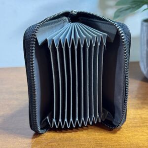 Black Wallet Card Holder Accordian Expandable Zip Closure Unisex